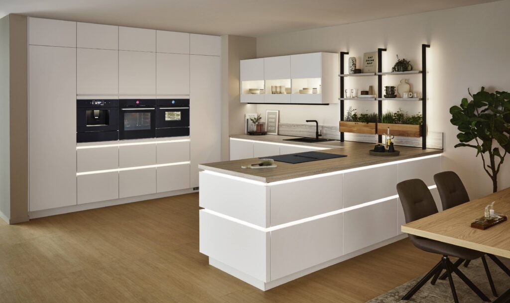 Nobilia virtuves skapju iekšējais apgaismojums: LED sloksnes atvilktnēs un plauktos.